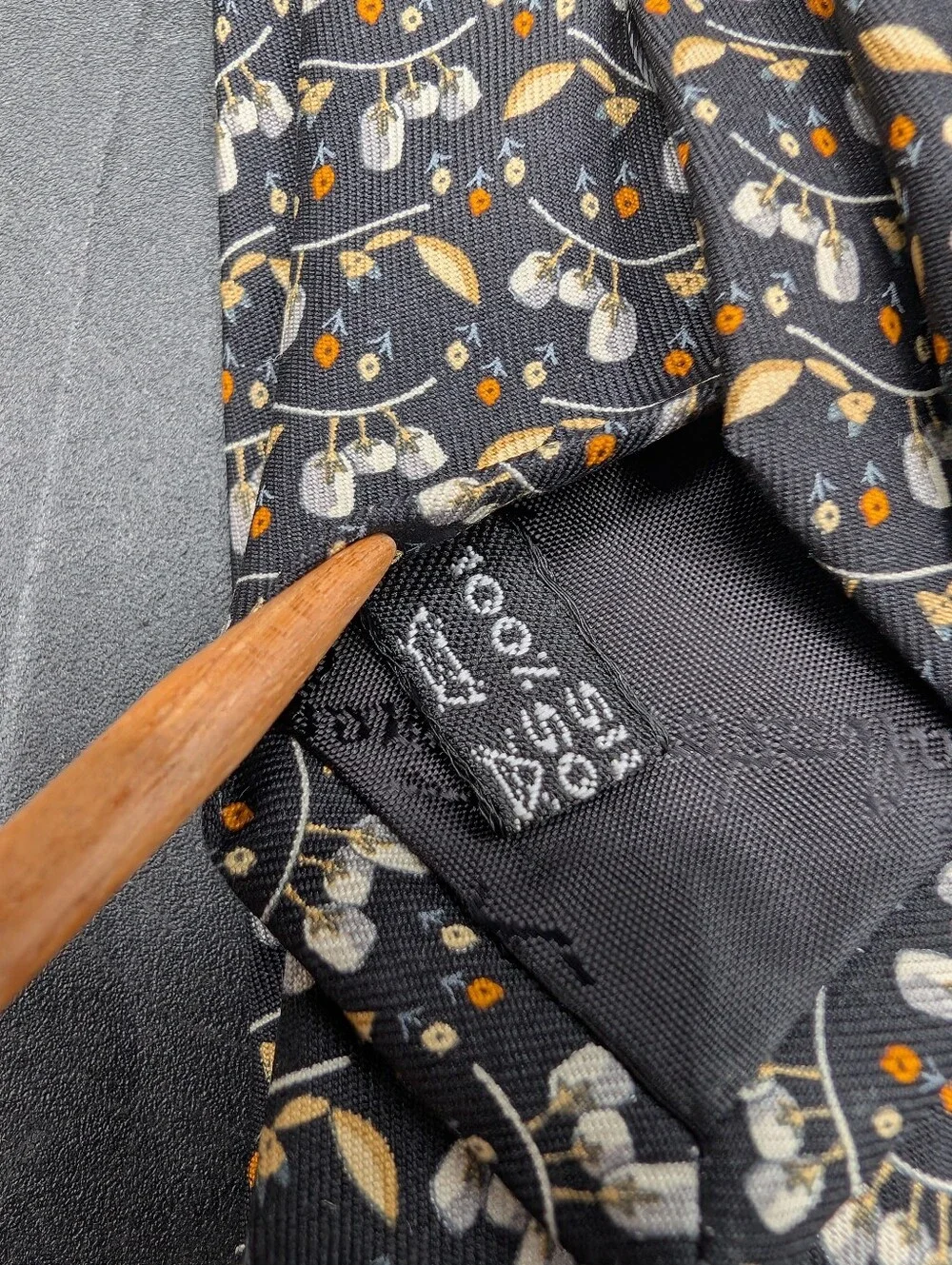 Salvatore Ferragamo Tiny Fox Print 100% Silk Neck Tie, Excellent